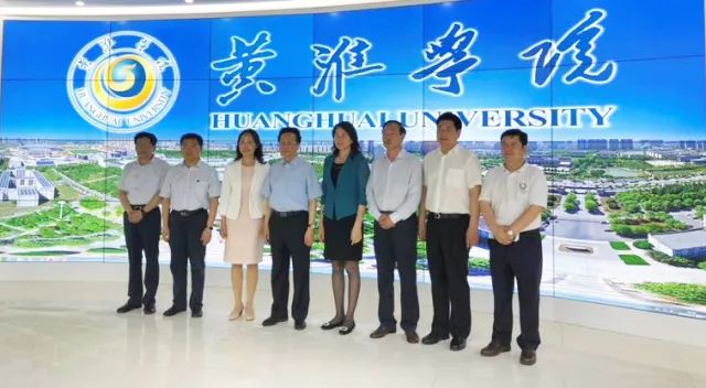 中華職業(yè)教育社理事長陳昌智、河南省副省長霍金花一行參觀展廳